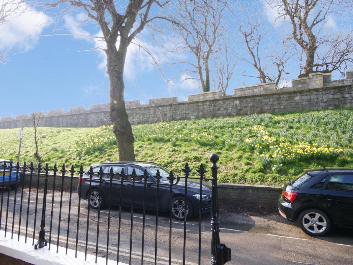 Bar Wall Cottage-City Wall Views-Sleeps 5 요크 외부 사진