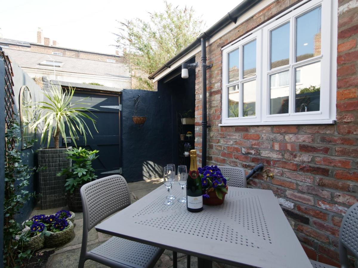 Bar Wall Cottage-City Wall Views-Sleeps 5 요크 외부 사진